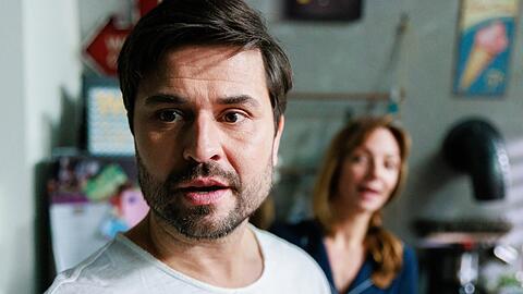 "Unter uns": Paco (l.) beschlie&szlig;t, Dana mittels eines kleinen Tricks zu helfen.