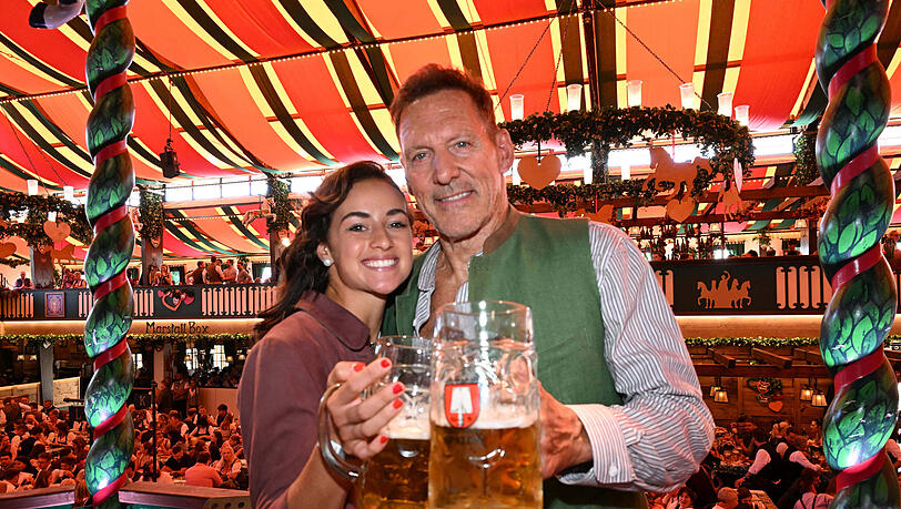 Ralf M&ouml;ller und seine Freundin Laura Engelmann im Marstall-Festzelt.