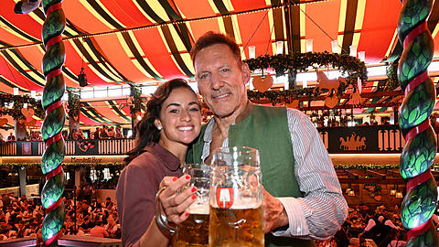 Ralf M&ouml;ller und seine Freundin Laura Engelmann im Marstall-Festzelt.
