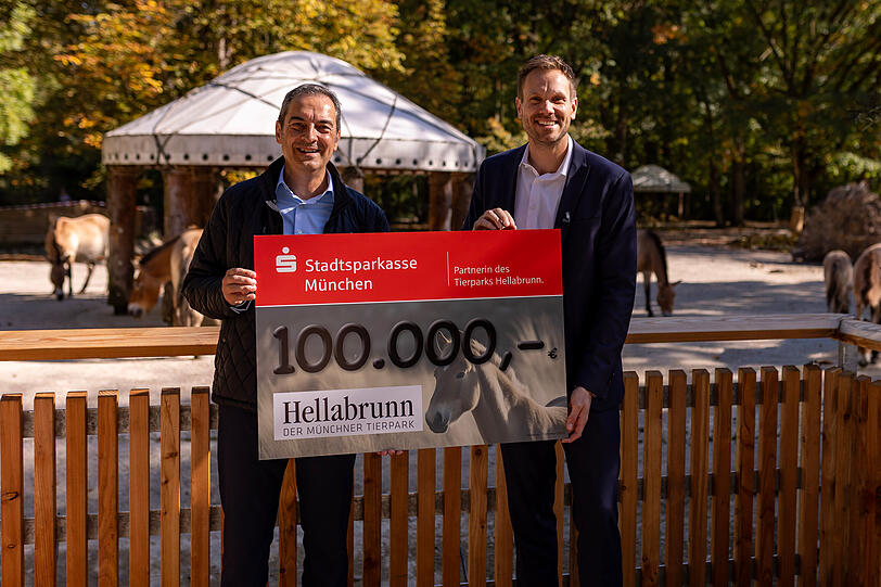 Jan Mersmann (r), Vorstandsmitglied der Stadtsparkasse München, überreicht Hellabrunn-Direktor Rasem Baban einen Spendenscheck in Höhe von 100.000 Euro. Jan Mersmann (r), Vorstandsmitglied der Stadtsparkasse München, überreicht Hellabrunn-Direktor Rasem Baban einen Spendenscheck in Höhe von 100.000 Euro.