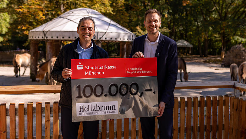 Jan Mersmann (r), Vorstandsmitglied der Stadtsparkasse München, überreicht Hellabrunn-Direktor Rasem Baban einen Spendenscheck in Höhe von 100.000 Euro. Jan Mersmann (r), Vorstandsmitglied der Stadtsparkasse München, überreicht Hellabrunn-Direktor Rasem Baban einen Spendenscheck in Höhe von 100.000 Euro.