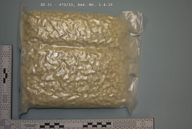 Im Juli und November 2010 hatten die Fahnder des Zollfahndungsamtes München in Rosenheim und Brannenburg 155 000 Mephedron-Tabletten sichergestellt. Die Bilder