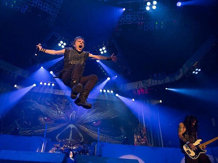 Auch im hohen Alter auf der Bühne nicht zu bremsen: Iron-Maiden-Frontmann Bruce Dickinson