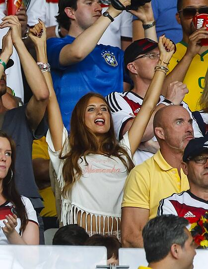 Lena Gercke, Sarah Brandner, Cathy Fischer. Sehen Sie hier, wie die besseren Hälften unserer DFB-Kicker das 7:1 gegen Brasilien miterlebt haben.