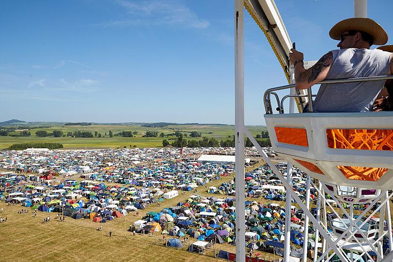 Ein Rockfan fotografiert am 04.06.2015 das Campinggelände des "Rock am Ring" von einem Riesenrad aus.