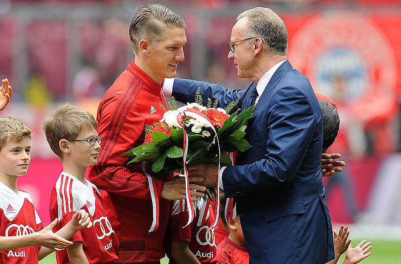 Karl-Heinz-Rummenigge ehrt Bastian Schweinsteiger am 23. Mai anlässlich dessen 500. Einsatzes im Bayern-Trikot. Bekommt der Bayern-Kapitän bald seinen Abschiedsblumenstrauß?