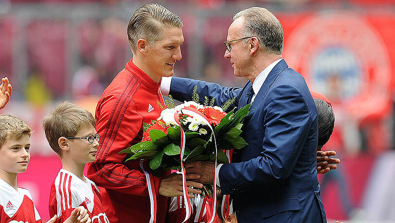 Karl-Heinz-Rummenigge ehrt Bastian Schweinsteiger am 23. Mai anlässlich dessen 500. Einsatzes im Bayern-Trikot. Bekommt der Bayern-Kapitän bald seinen Abschiedsblumenstrauß? Karl-Heinz-Rummenigge ehrt Bastian Schweinsteiger am 23. Mai anlässlich dessen 500. Einsatzes im Bayern-Trikot. Bekommt der Bayern-Kapitän bald seinen Abschiedsblumenstrauß?