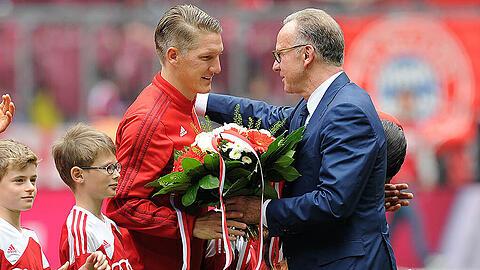 Karl-Heinz-Rummenigge ehrt Bastian Schweinsteiger am 23. Mai anlässlich dessen 500. Einsatzes im Bayern-Trikot. Bekommt der Bayern-Kapitän bald seinen Abschiedsblumenstrauß?