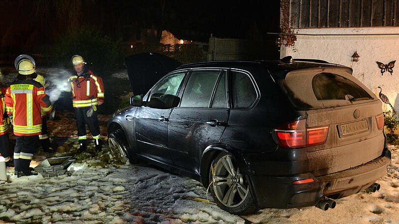 Ein alkoholisierter Autofahrer kam mit seinem BMW von der Straße ab und fuhr in einen Garten.