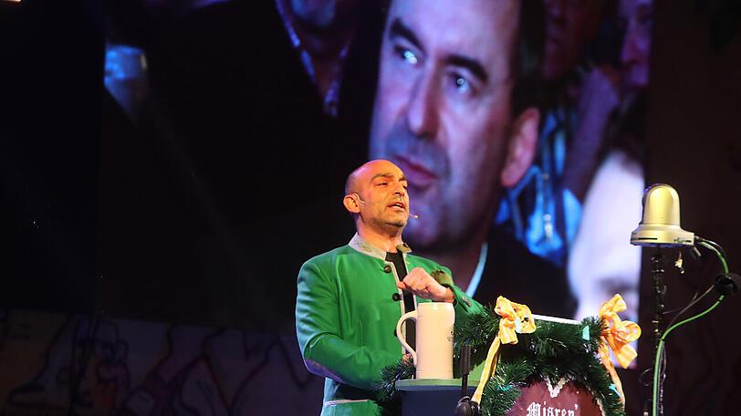 Django Asül teilt beim Landshuter Starkbierfest aus: Etwa 2.000 Besucher im ausverkauften Festzelt amüsieren sich prächtig.