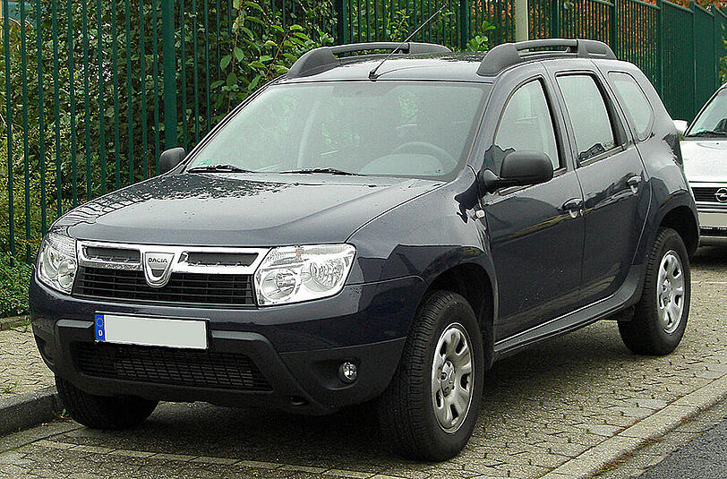 Diese Bilder veröffentlichte die Polizei am Dienstag. Mit einem solchen Dacia-SUV wurde der 75-Jährige angefahren. (Hinweis: Bei den Bildern handelt es sich nicht um den Wagen des Täters!)