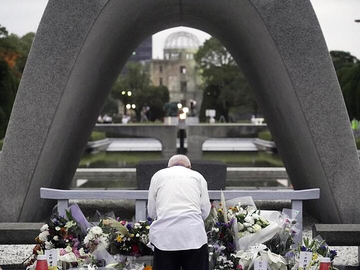 Ein Mann betet vor dem Kenotaph in Hiroshima am 75. Jahrestag des Bombenabwurfs für die Opfer.