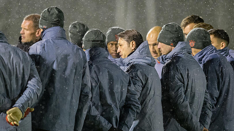 Die aktuelle Trainer-Wasserstandsmeldung der Säbener Straße: Der Krisenpegel ist etwas gesunken, Niko Kovac (Mitte) hat sich Luft verschafft, eine Ladung Sauerstoff in der ach so dünnen Münchner Trainerluft.