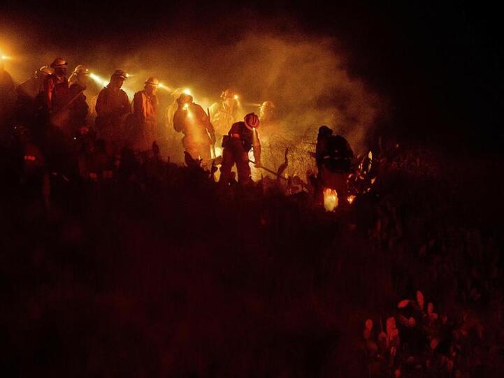 Feuerwehrleute bekämpfen Glutherde eines Buschfeuers, des sogenannten Castlewood Fire.