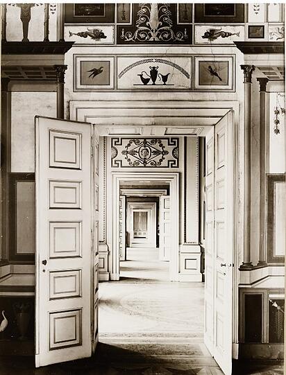 Malereien, Schnitzereien und Stuck - Klassizismus pur: die Enfilade (Raumflucht) der sieben Räume auf der Ostseite mit Blick aus demPompejanischen Eckzimmer.