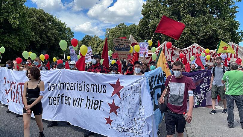 Demo-Teilnehmer bei ihrem Zug durch München.
