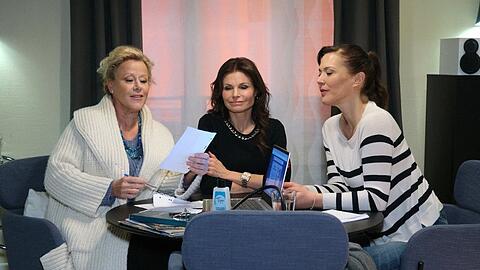 "Unter uns": Lulu (l.) ist baff, als sie Britta (M.) und Jenny bei kriminellem Handeln erwischt.