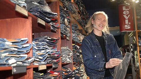 Bis aus den USA pilgern Jeans-Fans zu Alexander Bertrand (69) in die Hohenzollernstraße 19. Den Kultladen "Jeans und Berufskleidung" hat sein Vater 1931 gegründet.