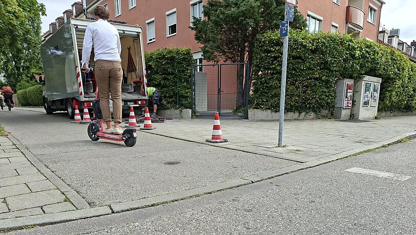 So sah die Bordsteinkante in der Waisenhausstraße in Neuhausen-Nymphenburg aus, bevor das Baureferat tätig wurde. So sah die Bordsteinkante in der Waisenhausstraße in Neuhausen-Nymphenburg aus, bevor das Baureferat tätig wurde.