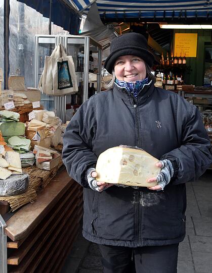 Karin Schmid (51), Käseverkäuferin am Viktualienmarkt: "Ich bin ein Wintertyp und mag die Kälte, denn sie macht mich wach. Wer weiß, wie man sich anziehen muss, friert auch nicht. Wichtig ist, dass Füße und Kopf warm sind. Außerdem trage ich Lagen aus Baum-, Schur- und Lammwolle, eine Thermojacke und eine Skihose! Wenn meine Hände kalt werden, trinke ich Pfefferminztee. Auch deftiges Essen wärmt &ndash; am liebsten Suppen, Eintöpfe und Schweinsbraten."