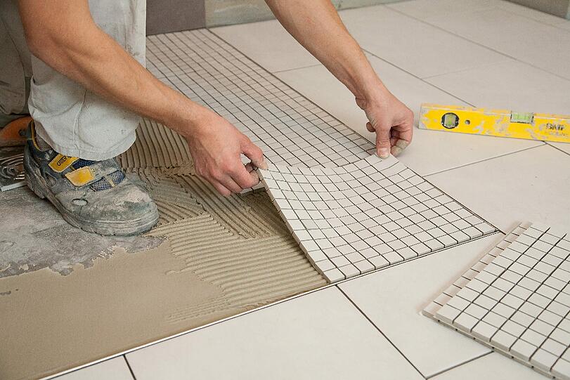 Die kleinen Teile müssen nicht einzeln auf den Boden gebracht werden: Es gibt Mosaiknetze, auf denen ganze Quadrate vorgelegt sind.