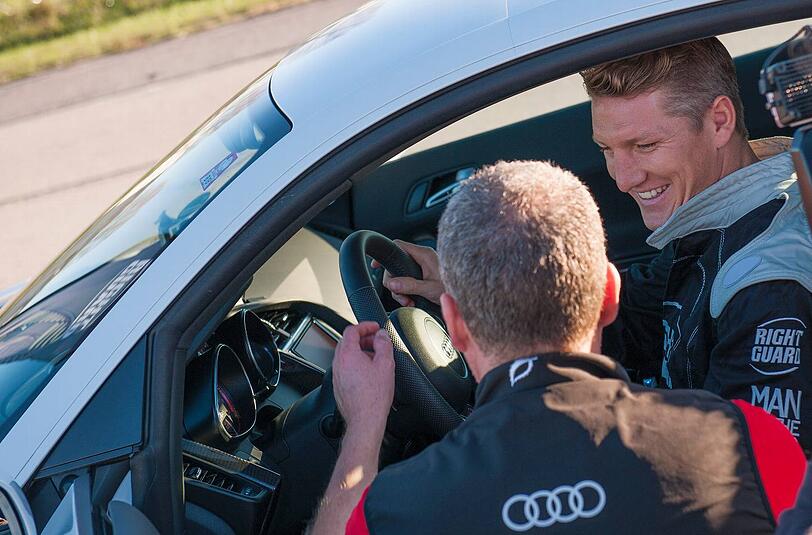 Bastian Schweinsteiger bei einem Sponsorentermin. Das Motto: Gas geben!
