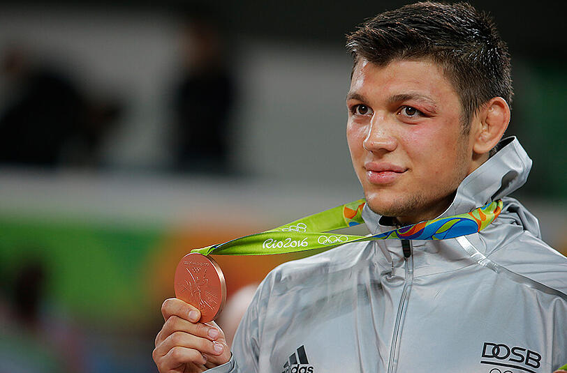 Stolz wie Oskar: Denis Kudlar bei der Siegerehrung mit der Bronzemedaille.