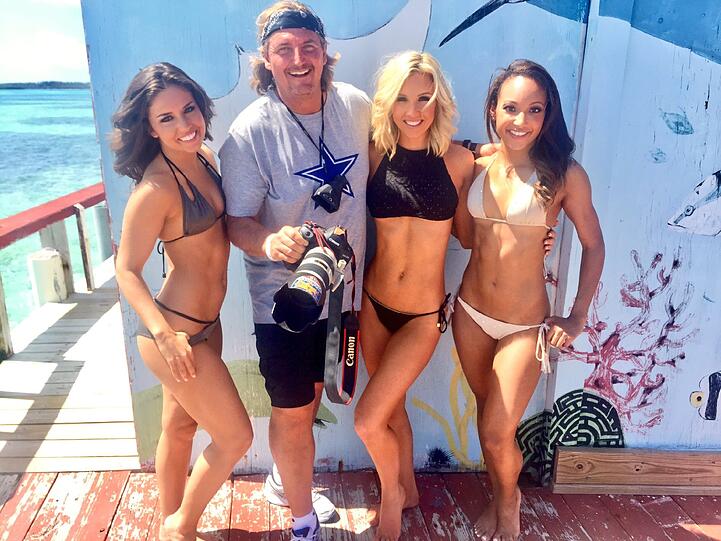 Die Cheerleader der Dallas Cowboys befinden sich soeben bei einem Bikini Shooting.