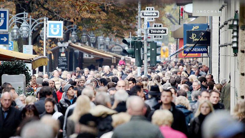 Einkaufsstraße Königsallee in Düsseldorf. Der Einzelhandel fordert mehr verkaufoffene Sonntage.