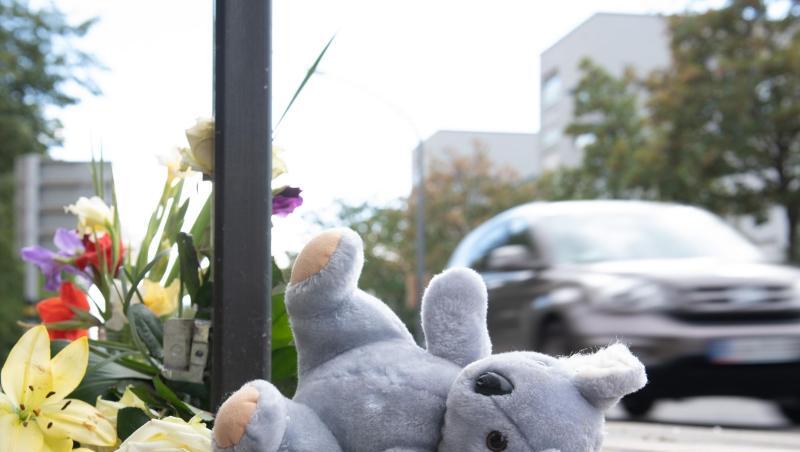 Ein Plüschtier und Blumen liegen nach dem schweren Verkehrsunfall am Unfallort in Dresden. Ein Plüschtier und Blumen liegen nach dem schweren Verkehrsunfall am Unfallort in Dresden.
