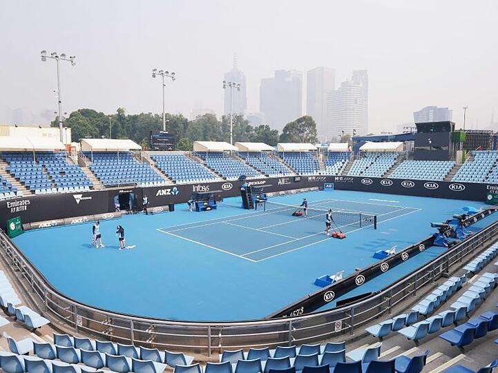 Wegen des Rauchs hatten sich schon am Vortag die ersten Spiele in der Qualifikationsrunde der Australian Open verzögert. Seit Monaten wüten vor allem im Südosten Australiens heftige Buschbrände.