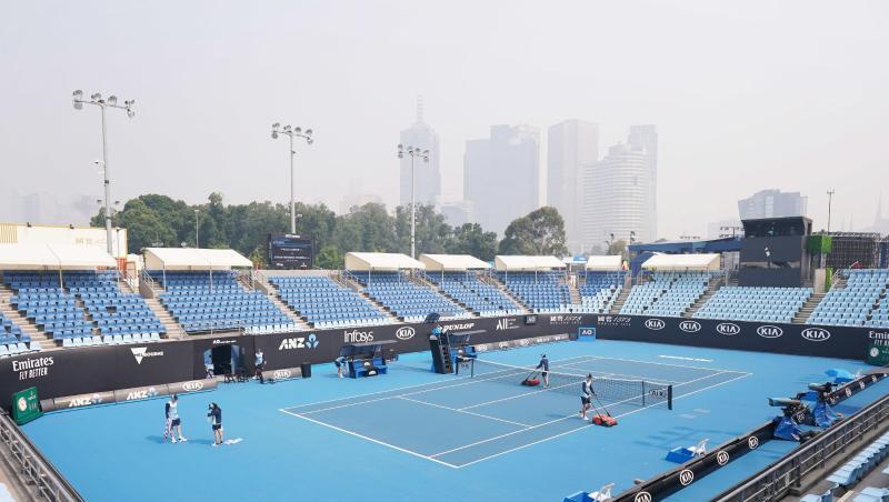 Wegen des Rauchs hatten sich schon am Vortag die ersten Spiele in der Qualifikationsrunde der Australian Open verzögert. Seit Monaten wüten vor allem im Südosten Australiens heftige Buschbrände. Wegen des Rauchs hatten sich schon am Vortag die ersten Spiele in der Qualifikationsrunde der Australian Open verzögert. Seit Monaten wüten vor allem im Südosten Australiens heftige Buschbrände.