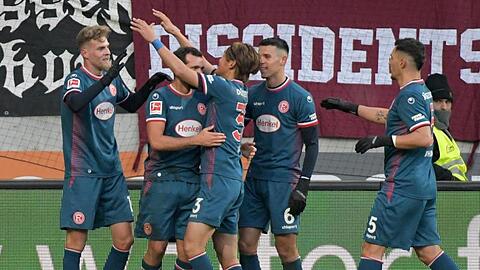 Düsseldorf gewinnt 2:1 in Augsburg.