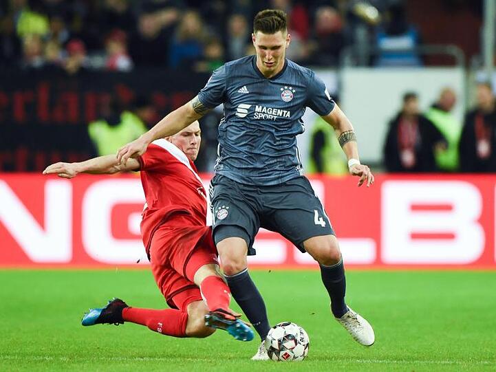 Bayern München um Niklas Süle setzte sich im ersten Spiel gegen Düsseldorf im Elfmeterschießen durch.