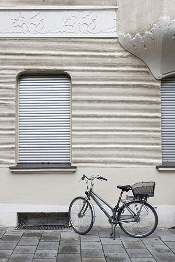 Ein stimmiges Bild: Radl vor fein gezogener Fassade in der Dollmannstraße 17 in der Au.