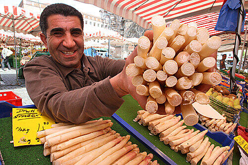 Hauptmarkt-Händer Daimi Dogan streckt seinen Kunden den ersten frischen Spargel der Saison entgegen. Keine Verfärbungen an der Schnittstelle: So muss das Edelgemüse aussehen.