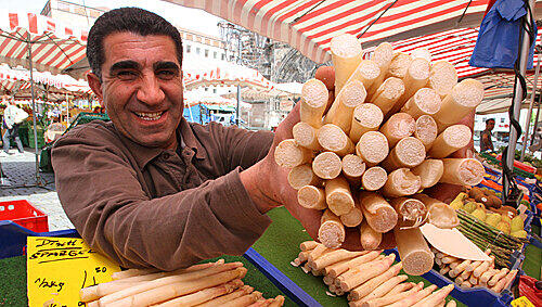 Hauptmarkt-Händer Daimi Dogan streckt seinen Kunden den ersten frischen Spargel der Saison entgegen. Keine Verfärbungen an der Schnittstelle: So muss das Edelgemüse aussehen. Hauptmarkt-Händer Daimi Dogan streckt seinen Kunden den ersten frischen Spargel der Saison entgegen. Keine Verfärbungen an der Schnittstelle: So muss das Edelgemüse aussehen.