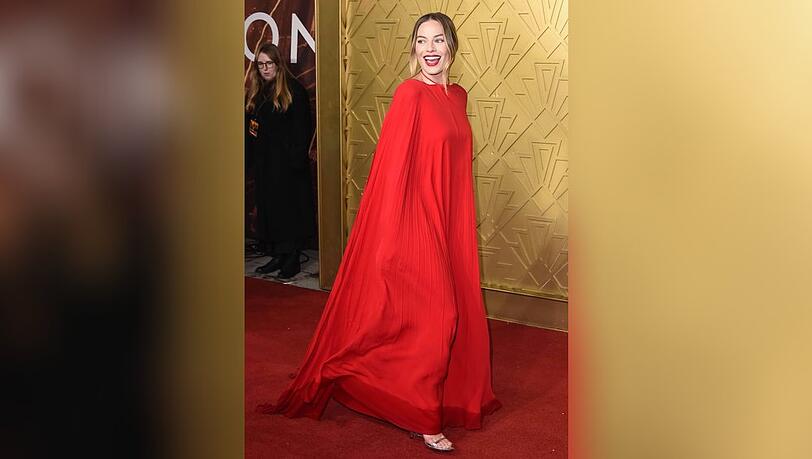 Margot Robbie lässt es als "Lady in Red" bei der UK-Filmpremiere von "Babylon - Rausch der Ekstase" farblich krachen.