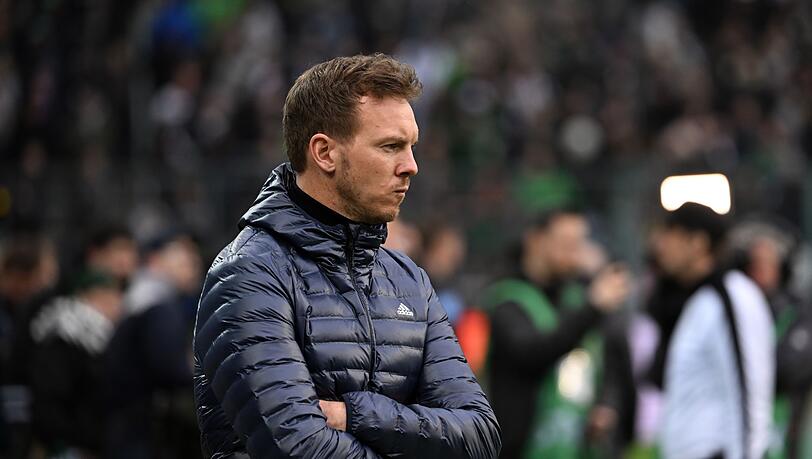 Bayerns Trainer Julian Nagelsmann steht vor einem Spiel an der Seitenlinie.
