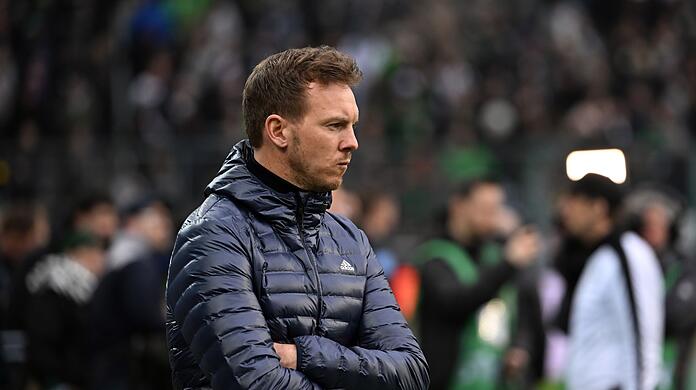 Bayerns Trainer Julian Nagelsmann steht vor einem Spiel an der Seitenlinie.
