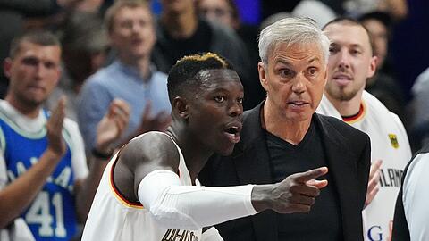 Schröder (l) und Herbert haben zum WM-Verzicht von Maxi Kleber Stellung genommen.