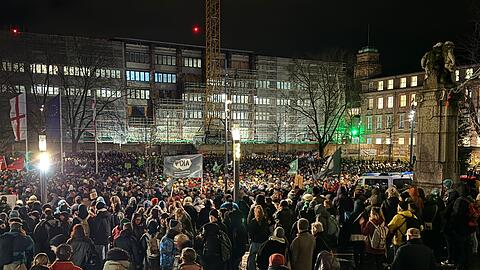 In Freiburg sind mehrere Tausend Menschen gegen rechts auf die Straße gegangen.