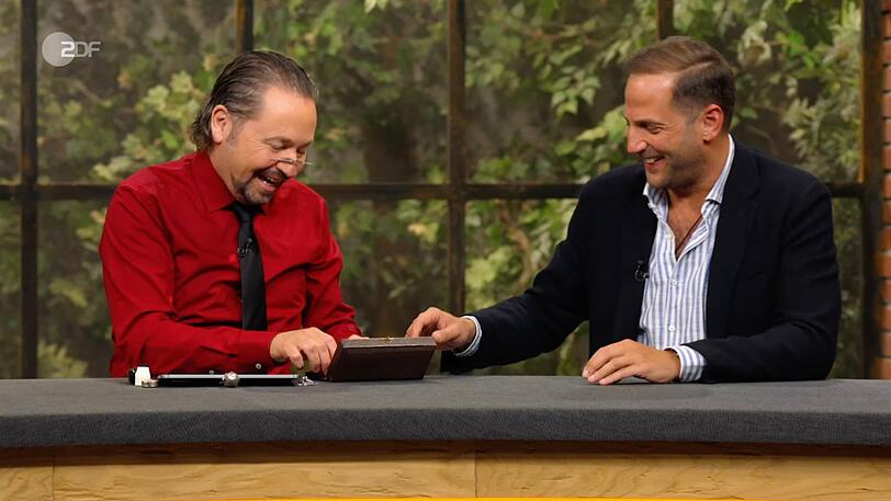 In der Mittwochsausgabe der ZDF-Trödelshow "Bares für Rares" (Bild: Wolfgang Pauritsch, links, und Julian Schmitz-Avila) sorgten zwei besonders hübschen Silberschalen für jede Menge Aufsehen. In der Mittwochsausgabe der ZDF-Trödelshow "Bares für Rares" (Bild: Wolfgang Pauritsch, links, und Julian Schmitz-Avila) sorgten zwei besonders hübschen Silberschalen für jede Menge Aufsehen.