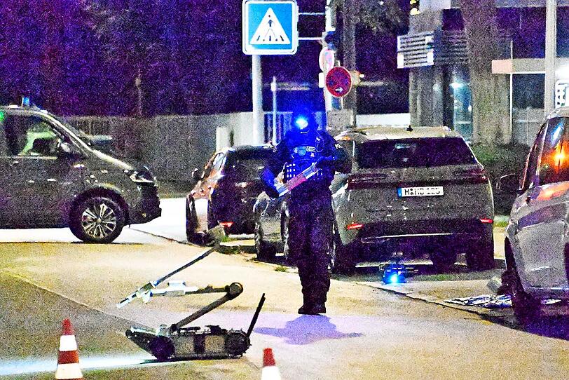 Ein nicht gez&uuml;ndeter Brandsatz wurde entsch&auml;rft, dabei kam auch ein mobiler Roboter zum Einsatz.
