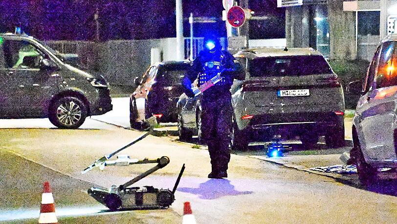 Ein nicht gez&uuml;ndeter Brandsatz wurde entsch&auml;rft, dabei kam auch ein mobiler Roboter zum Einsatz.