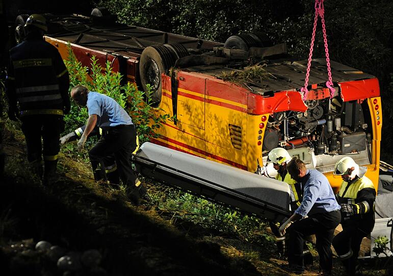 Nach dem Unfall auf der A 93. Der Bus musste mit einem Kran gehoben werden - die Bilder von der Unfallstelle.
