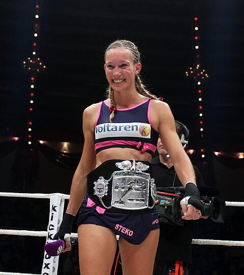 Nummer 09: Christine Theiss (Kickboxen): Sie Seriensiegerin. 33 Kämpfe, 32 Siege, ein Unentschieden &ndash; die Bilanz der 31-jährigen Kickboxerin spricht für sich. Und auch außerhalb des Rings macht die Profi-Weltmeisterin eine gute Figur. Gewann schon fünf Mal die AZ-Wahl.