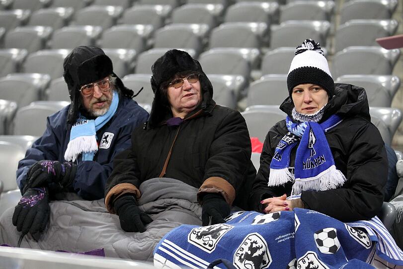Minus elf Grad in der Allianz Arena, Fußball im Kühlschrank: 13.000 Fans des TSV 1860 München bibbern beim Heimspiel gegen Energie Cottbus: die Bilder