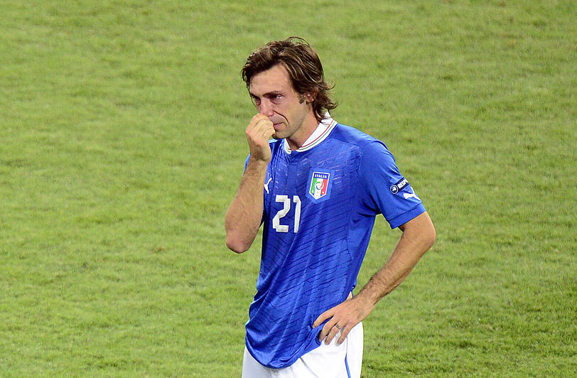 Für die Spanier war es der höchste Finalsieg aller Zeiten - 1972 hatte die DFB-Elf 3:0 gegen die Sowjetunion gewonnen. Für die Italiener, die fast die gesamte zweite Hälfte dezimiert auf dem Platz standen, eine der bittersten Niederlagen. Hier trauert Andrea Pirlo.