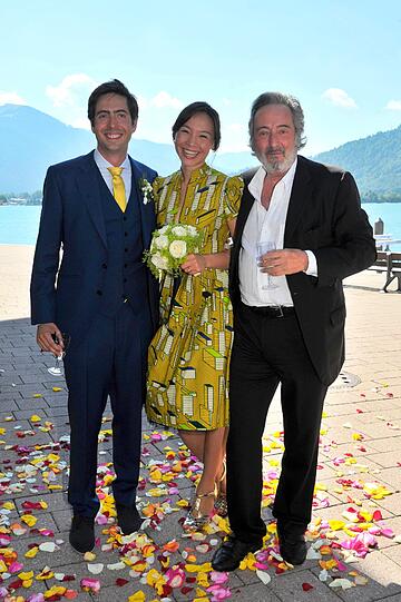 Das Brautpaar David Dietl und Lydie Leschak mit dem Regisseur Helmut Dietl.
